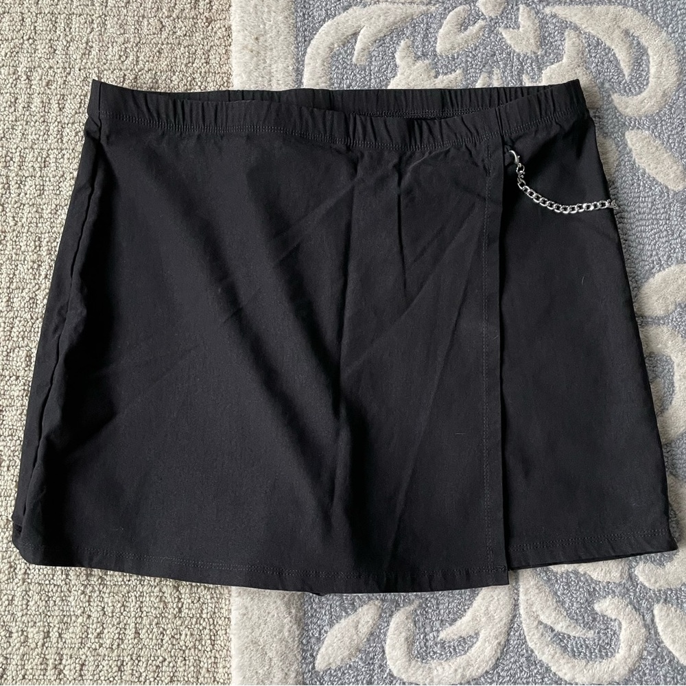 Rue 21 black skort